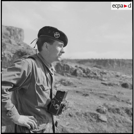 [Portait d'un collaborateur d'Arthur Smet, auteur de la prise de vue, muni d'un appareil photographique Rolleicord dans le Vieux Saïda.]