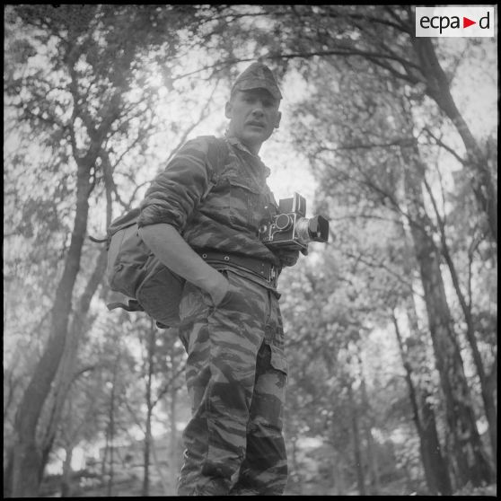 [Arthur Smet se promenant dans le Vieux Saïda muni de son appareil photographique Hasselblad.]