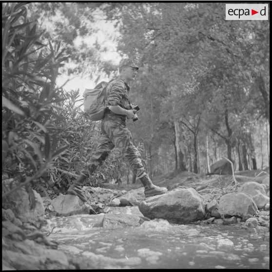 [Arthur Smet se promenant dans le Vieux Saïda muni de son appareil photographique Hasselblad.]