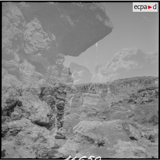 [Arthur Smet se promenant dans le Vieux Saïda muni de son appareil photographique Hasselblad.]