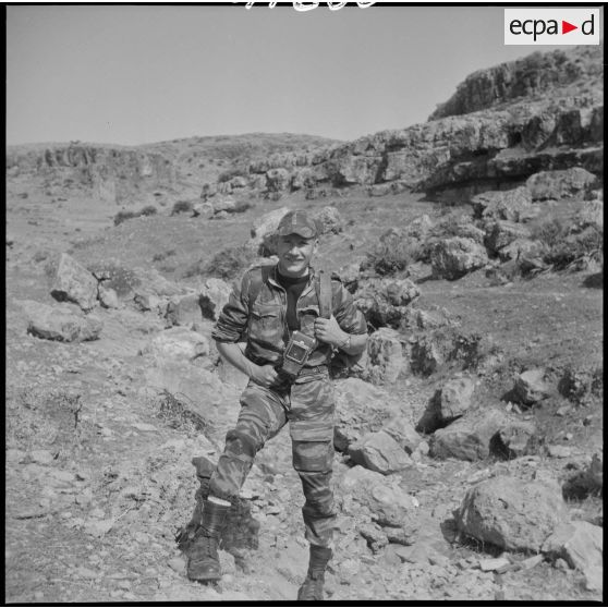 [Arthur Smet se promenant dans le Vieux Saïda muni de son appareil photographique Hasselblad.]