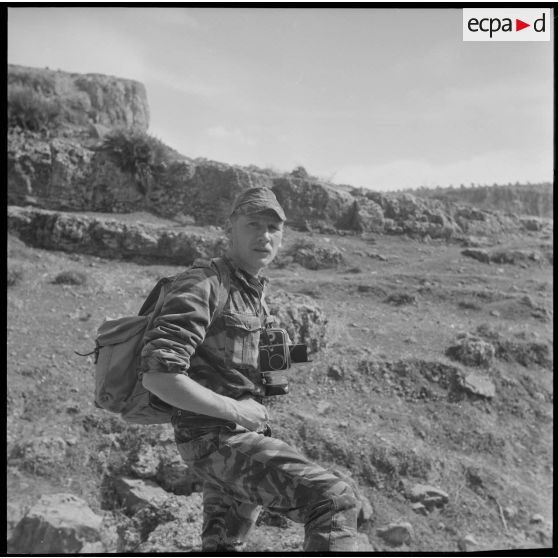 [Arthur Smet se promenant dans le Vieux Saïda muni de son appareil photographique Hasselblad.]