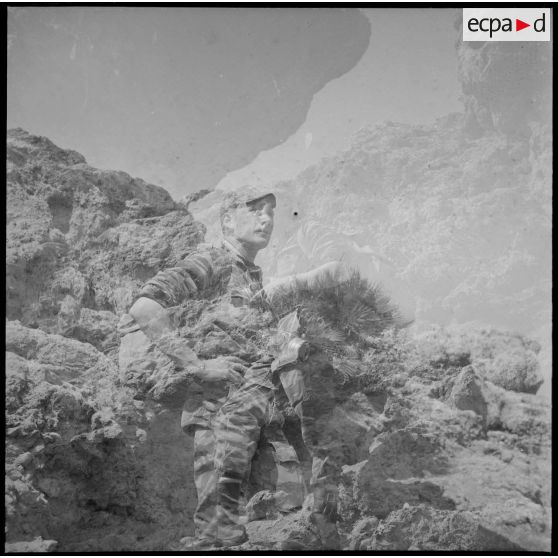 [Arthur Smet se promenant dans le Vieux Saïda muni de son appareil photographique Hasselblad.]