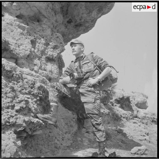 [Arthur Smet se promenant dans le Vieux Saïda muni de son appareil photographique Hasselblad.]