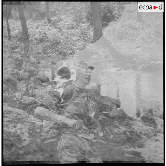 [Arthur Smet se promenant dans le Vieux Saïda muni de son appareil photographique Hasselblad.]