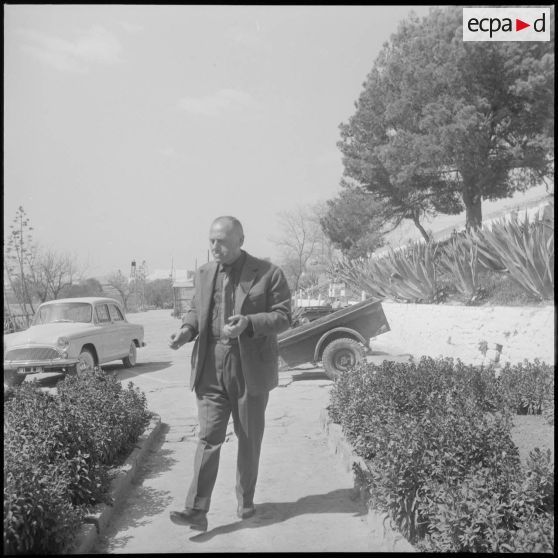 [Homme marchant dans l'allée d'un parking.]