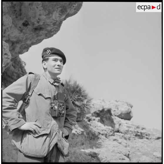 [Portait d'un collaborateur d'Arthur Smet, auteur de la prise de vue, muni d'un appareil photographique Rolleicord dans le Vieux Saïda.]