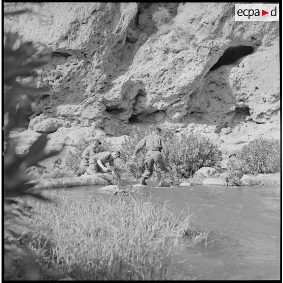 [Soldats faisant leur lessive dans une rivière.]