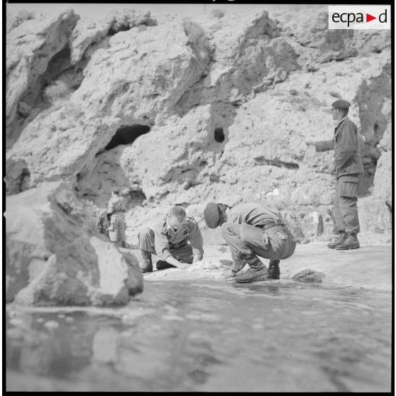 [Soldats faisant leur lessive dans une rivière.]