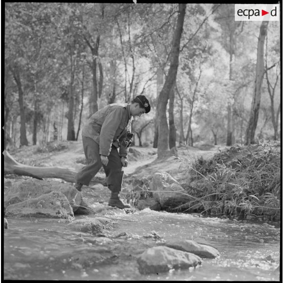 [Collaborateur d'Arthur Smet, auteur de la prise de vue, se promenant dans le Vieux Saïda muni d'un appareil photographique Rolleicord.]