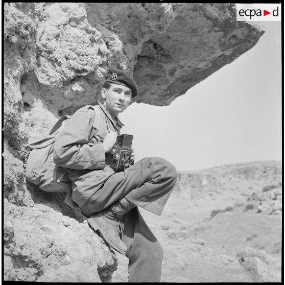 [Portait d'un collaborateur d'Arthur Smet, auteur de la prise de vue, muni d'un appareil photographique Rolleicord dans le Vieux Saïda.]