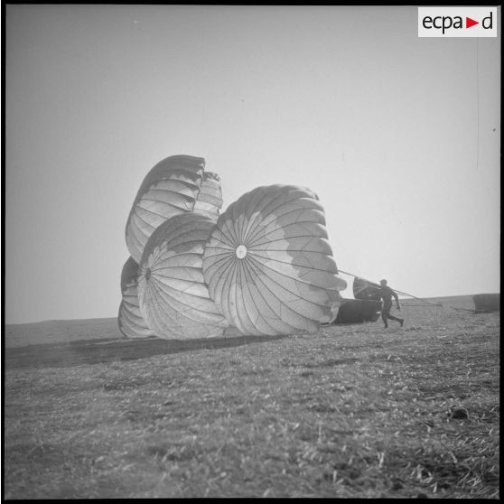 [Entraînement dans le département de Saïda. Matériel parachuté sur une zone de saut.]