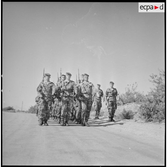[Compagnie de légionnaires de Saïda marchant en ordre serré.]