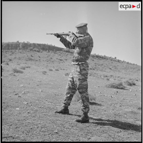 [Légionnaire s'entraînant au tir.]