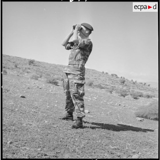 [Légionnaire observant les environs au cours d'un exercice.]