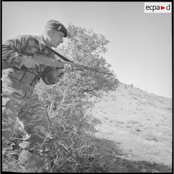 [Légionnaire muni d'un fusil MAS 49/56 au cours d'un exercice.]