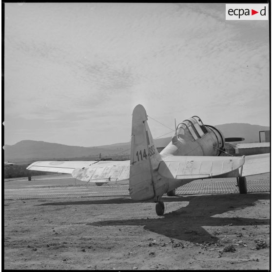 [Aérodrome de Nazereg-Flinois. Avion North Amirican T-6.]