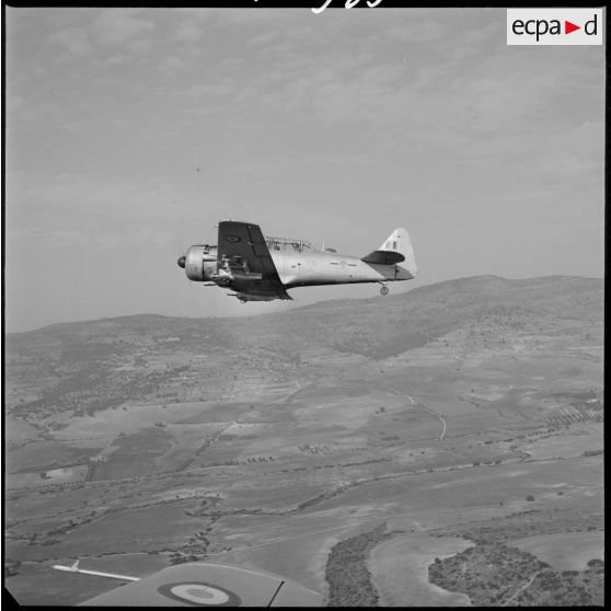 [Avion North American T-6 de l'escadrille d'aviation légère d'appui (EALA) en vol de reconnaissance.]