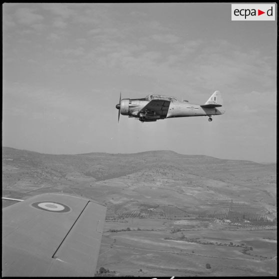 [Avion North American T-6 de l'escadrille d'aviation légère d'appui (EALA) en vol de reconnaissance.]