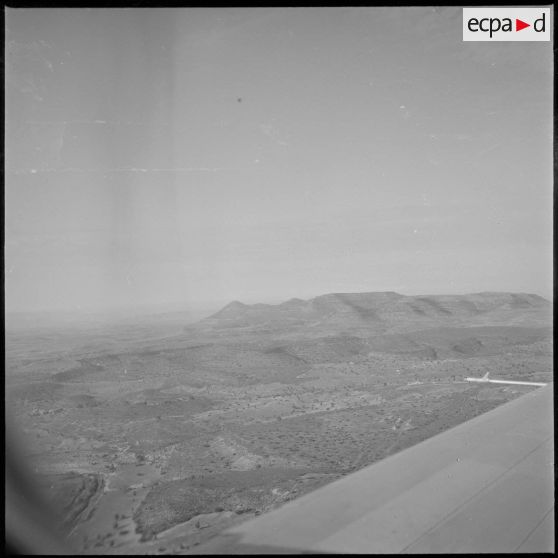 [Vue aérienne prise d'un avion North American T-6.]