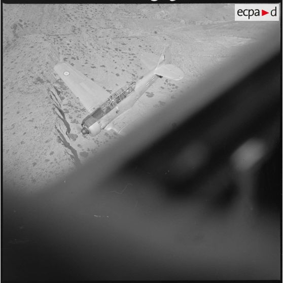 [Avion North American T-6 portant l'insigne de la 20/72e escadrille d'aviation légère d'appui (EALA) en vol de reconnaissance.]