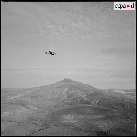 [Avion North American T-6 de l'escadrille d'aviation légère d'appui (EALA) en vol de reconnaissance aux environs de Franchetti.]