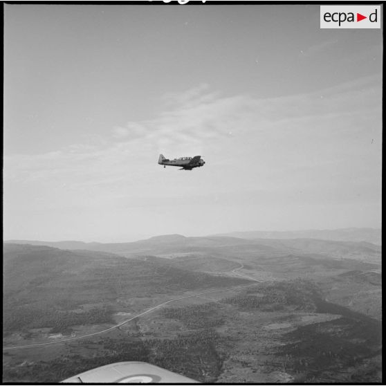 [Avion North American T-6 de l'escadrille d'aviation légère d'appui (EALA) en vol de reconnaissance.]