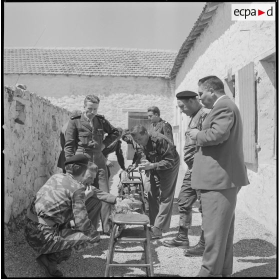 [Poste de Tamesna. Soldats du 8e RIM s'affairant autour d'un méchoui.]