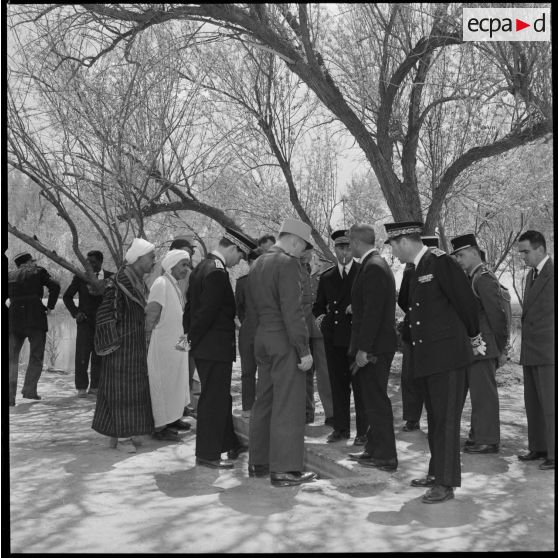 [Préfets, légionnaires et population civile discutant près de la source du jardin d'El-Kreider.]