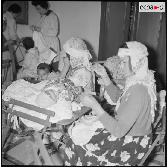 [Cours de couture prodigué à des jeunes femmes algériennes à Aïn el Hadjar.]