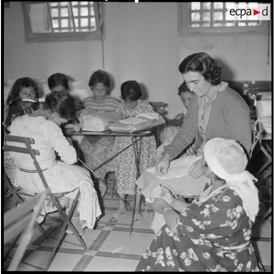 [Cours de couture prodigué à des jeunes femmes algériennes à Aïn el Hadjar.]