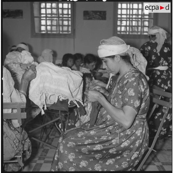 [Cours de couture prodigué à des jeunes femmes algériennes à Aïn el Hadjar.]
