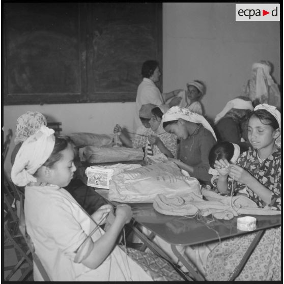 [Cours de couture prodigué à des jeunes femmes algériennes à Aïn el Hadjar.]