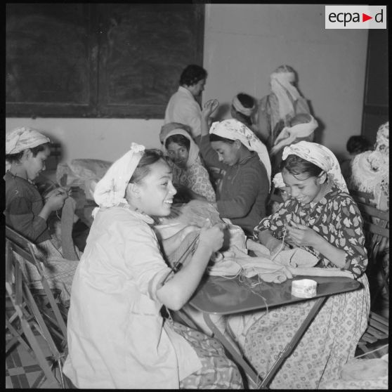 [Cours de couture prodigué à des jeunes femmes algériennes à Aïn el Hadjar.]