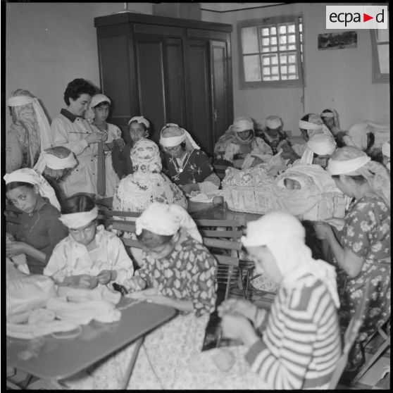 [Cours de couture prodigué à des jeunes femmes algériennes à Aïn el Hadjar.]