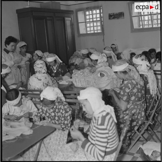 [Cours de couture prodigué à des jeunes femmes algériennes à Aïn el Hadjar.]