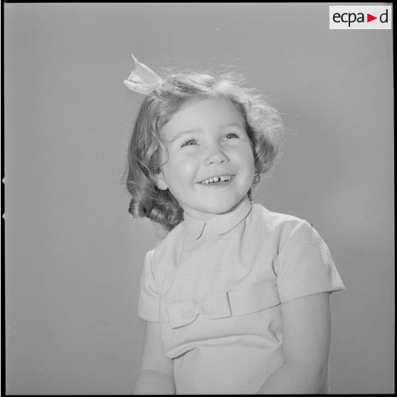 [Portrait de type studio d'une enfant de Saïda.]