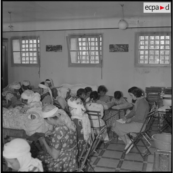 [Cours de couture prodigué à des jeunes femmes algériennes à Aïn el Hadjar.]