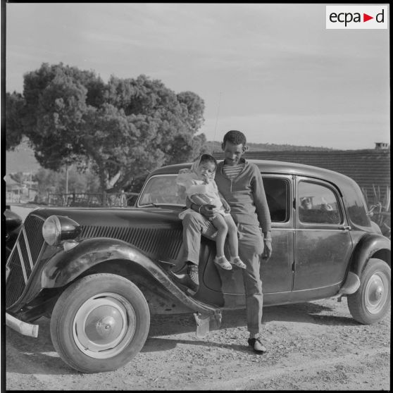 [Portrait du chauffeur du colonel du 8e régiment d'infanterie motorisée (8e RIM) avec sa fille à Aïn el Hadjar.]