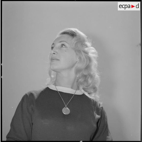 [Portrait de type studio d'une femme à Saïda.]