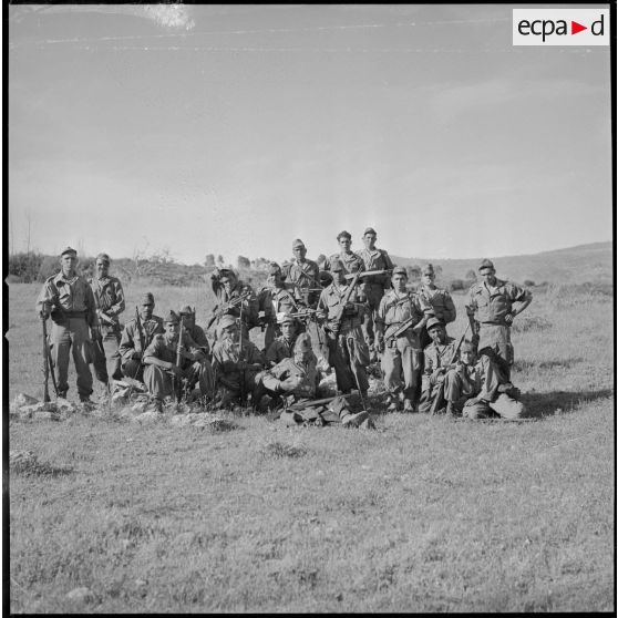 [Portrait de groupe de soldats d'un commando de chasse dans le secteur de Géryville.]