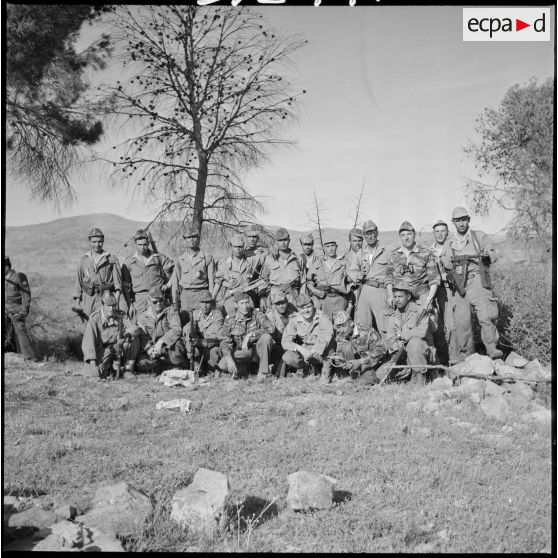 [Portrait de groupe de soldats d'un commando de chasse dans le secteur de Géryville.]