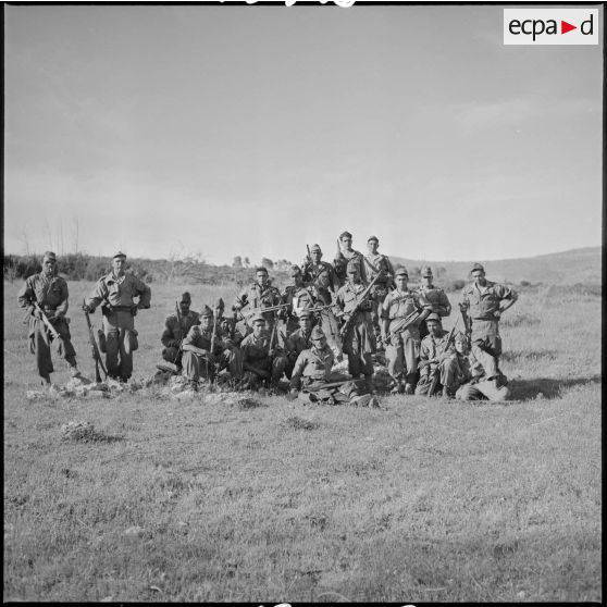 [Portrait de groupe de soldats d'un commando de chasse dans le secteur de Géryville.]