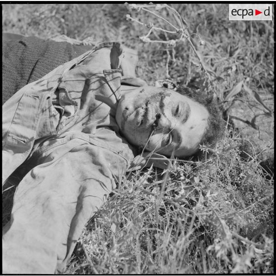 [Cadavre d'un combattant du FLN tué lors d'une opération près de Géryville.]