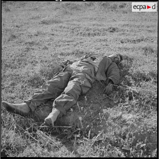 [Cadavre d'un combattant du FLN tué lors d'une opération près de Géryville.]