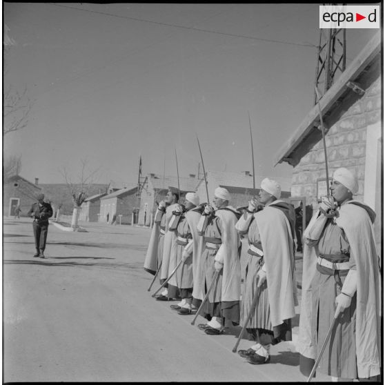 [Régiment de spahis au garde-à-vous lors d'une cérémonie militaire à Géryville.]