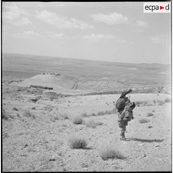 [Observation des alentours par un soldat du commando Cobra dans les monts des Ksour.]