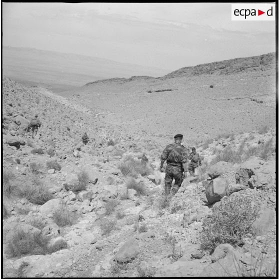 [Progression d'éléments du commando Cobra dans les monts des Ksour.]