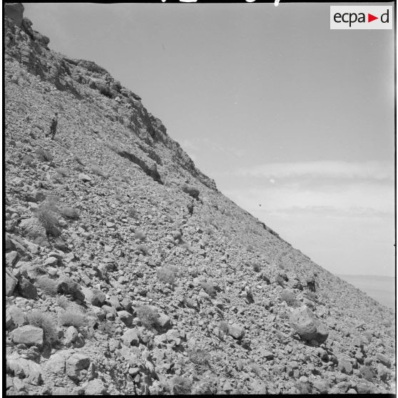 [Progression d'éléments du commando Cobra dans les monts des Ksour.]