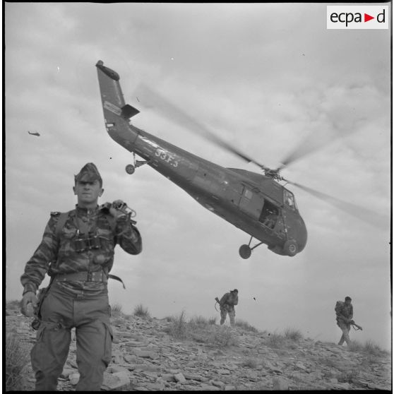 [Soldats du commando Cobra tout juste aéroportés lors d'une opération dans les monts des Ksour.]